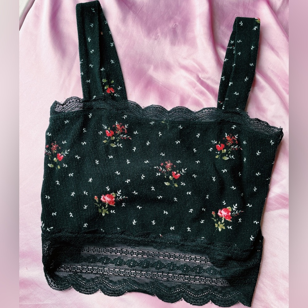 Forever 21 Ribbed Lace Trim Rose Floral Print Top Size M